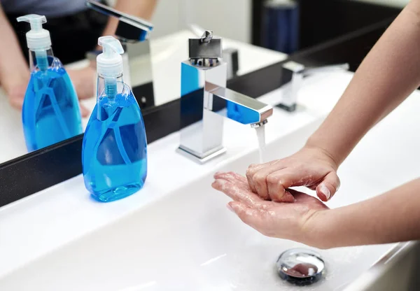 Detail Van Wassen Handen Badkamer — Stockfoto