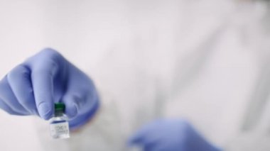 Coronavirus için bir ilaç ile Ampule. 8K 'da kırmızı helyum kamerayla çekildi..