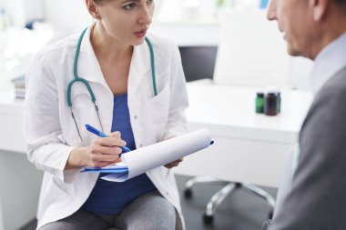 Yaşlı bir adamın doktora ziyareti..