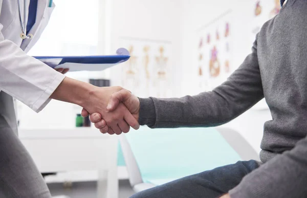 Detail Des Handschlags Zwischen Arzt Und Patient — Stockfoto