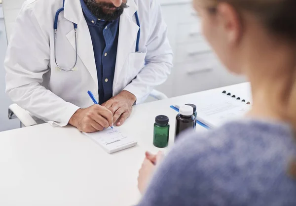 Medico Scrive Farmaco Prescrizione Paziente — Foto Stock