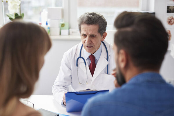 Пара на медицинском визите
.