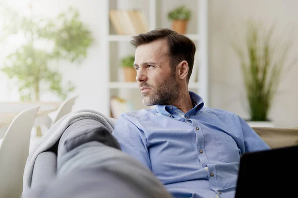 Hombre Con Computadora Mirando Hacia Otro Lado — Foto de Stock