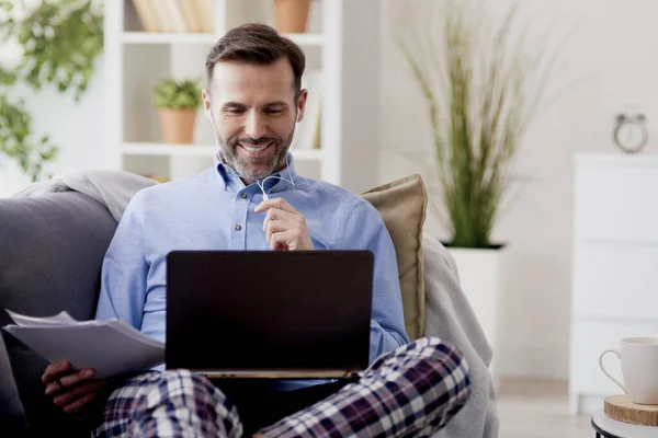 Homem Feliz Trabalhar Casa — Fotografia de Stock