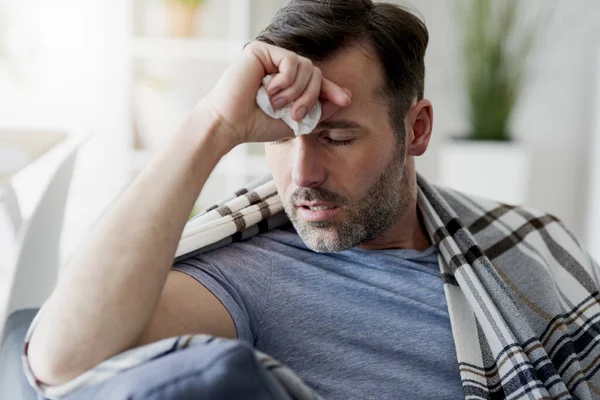 Hombre Enfermo Con Gripe Dura — Foto de Stock