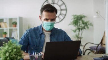 Evde çalışan bir adamın karantinadaki videosu. 8K 'da kırmızı helyum kamerayla çekildi..