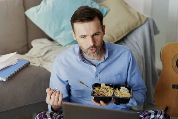 Homem Almoçando Enquanto Videoconferência — Fotografia de Stock