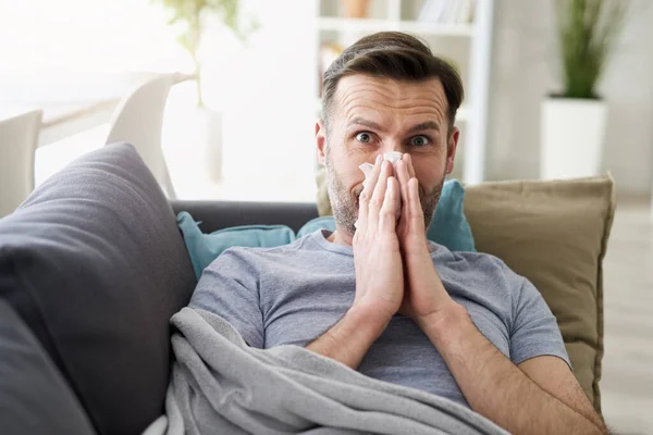 Man Met Griep Zoek Naar Camera — Stockfoto