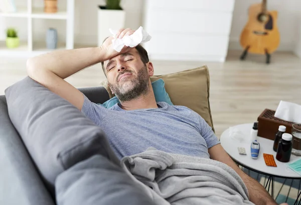 Pria Dengan Perasaan Flu Begitu Buruk — Stok Foto