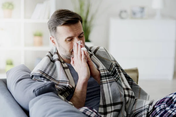 Uomo Con Influenza Che Rimane Casa — Foto Stock