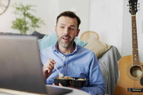 Homem Tendo Videoconferência Enquanto Trabalhava Casa — Fotografia de Stock