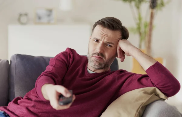 Hombre Aburrido Viendo Televisión Casa — Foto de Stock