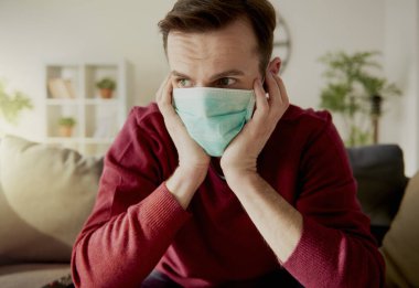 Sıkıcı adam karantinada vakit geçiriyor.