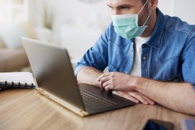 Küresel karantina sırasında evden çalışma