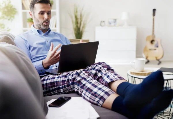 Man Die Computer Werkt Een Pyjama Draagt — Stockfoto