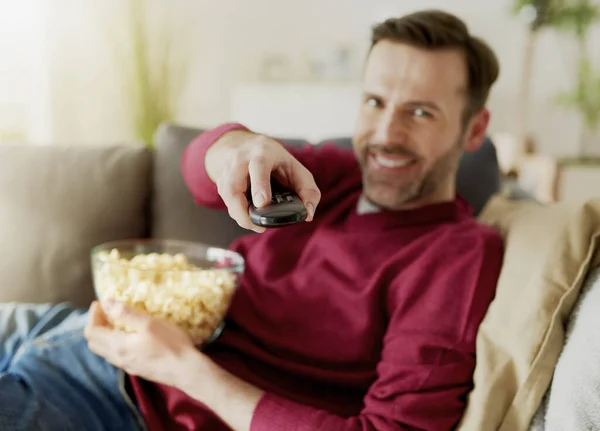 Hombre Alegre Viendo Televisión Casa — Foto de Stock