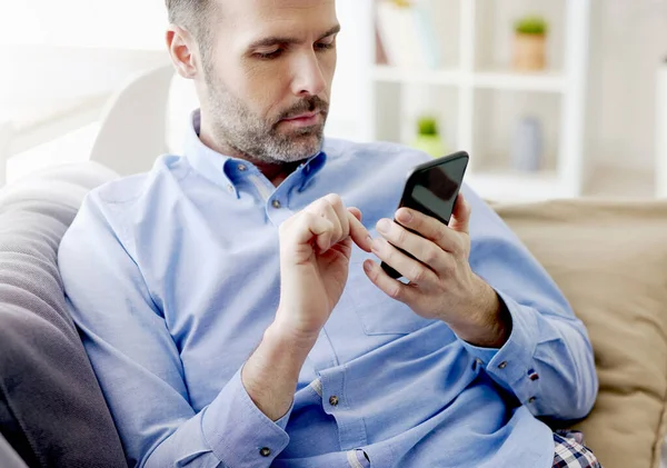 Man Zittend Bank Bladerend Door Een Telefoon — Stockfoto