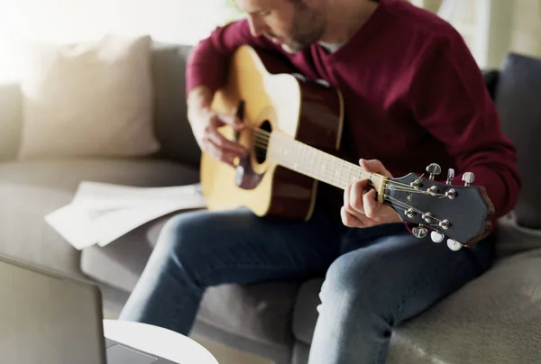 Hombre Teniendo Primera Lección Con Guitarra Acústica — Foto de Stock