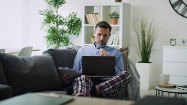 Vídeo Panorámico Hombre Trabajando Casa Fotografía Con Cámara Helio Red — Vídeo de stock