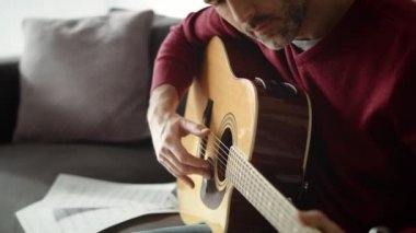 Evde akustik gitar çalan adamın videosunu kaldır. 8K 'da kırmızı helyum kamerayla çekildi..