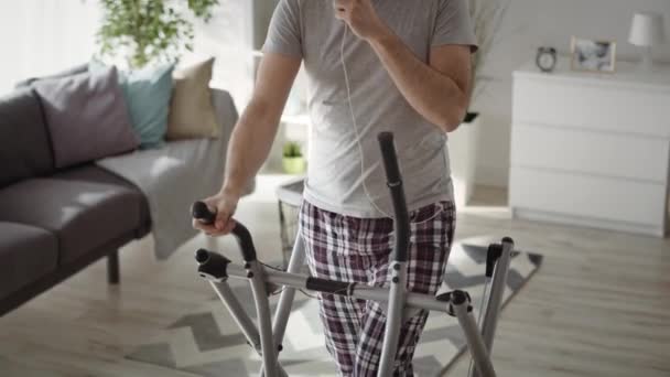 Tilt Man Exercising Home Cross Trainer Shot Red Helium Camera — Stock Video