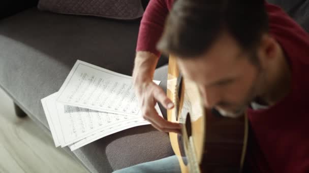 Close Vídeo Homem Praticando Guitarra Jogar Sofá Tiro Com Câmera — Vídeo de Stock