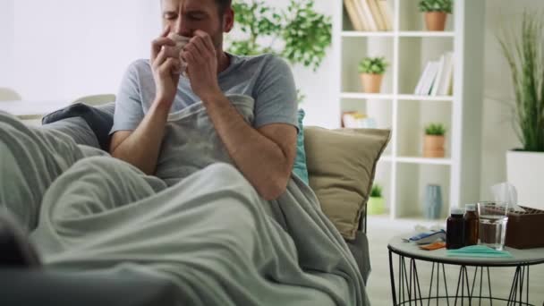 Video Hombre Muy Enfermo Sintiéndose Mal Fotografía Con Cámara Helio — Vídeo de stock
