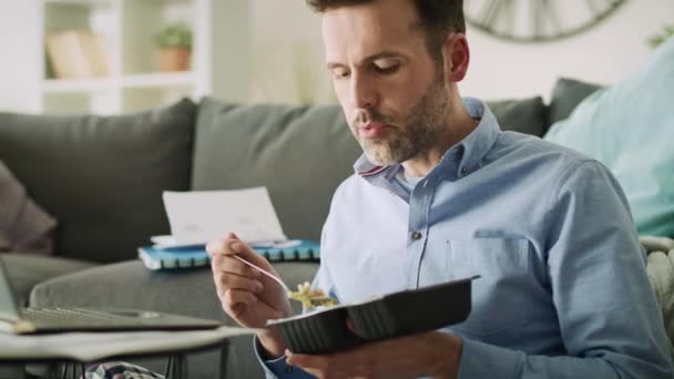 Vídeo Homem Tendo Videoconferência Enquanto Almoça Tiro Com Câmera Hélio — Vídeo de Stock