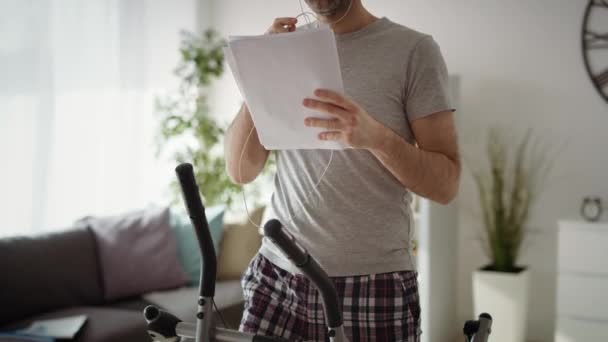 Zoom Out Video Man Exercising Working Home Shot Red Helium — Stock Video