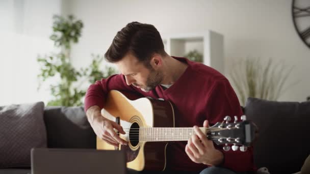 Vídeo Homem Tocando Guitarra Acústica Casa Tiro Com Câmera Hélio — Vídeo de Stock