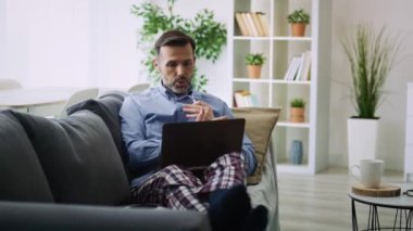 Hastalık izninde evde çalışan bir adamın videosunu izliyorum. 8K 'da kırmızı helyum kamerayla çekildi..