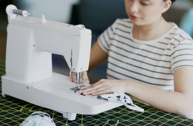 Asyalı kadın kirlilik maskesi dikiyor