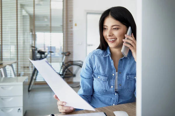 Cheerful Asian Woman Office Talking Phone — Stock Photo, Image