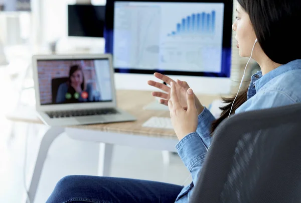 Vrouw Met Videoconferentie Kantoor — Stockfoto