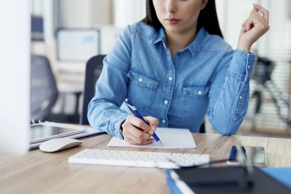 Mujer Irreconocible Trabajando Escritorio Oficina —  Fotos de Stock