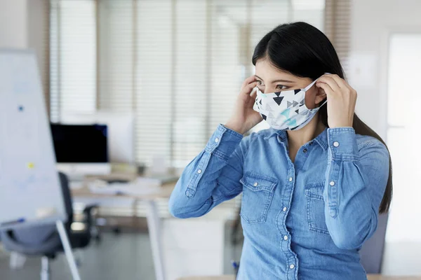 Woman Wearing Face Mask Office — Stock Photo, Image