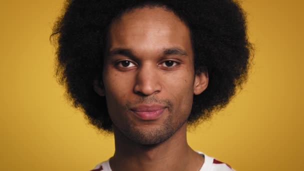 Retrato Cerca Hombre Africano Sonriente Plano Estudio Fotografía Con Cámara — Vídeo de stock