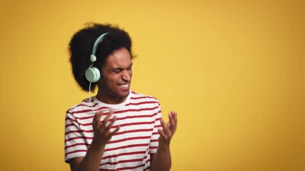 Видео Африканского Мужчины Слушающего Музыку Танцы Съемка Красной Гелиевой Камерой — стоковое видео