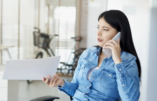 Irritada Mulher Asiática Escritório Falando Telefone — Fotografia de Stock