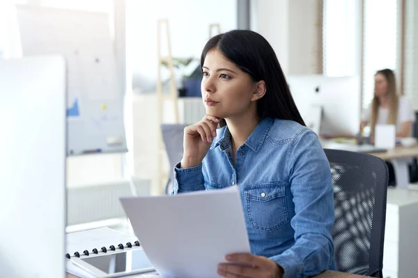 Geconcentreerde Aziatische Vrouw Werken Het Kantoor — Stockfoto