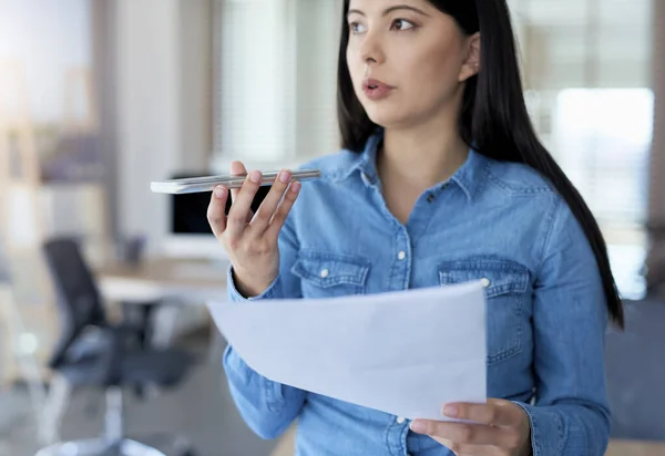 Occupato Asiatico Donna Ufficio Parlando Telefono — Foto Stock