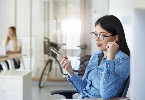 Mujer Asiática Oficina Hablando Por Teléfono — Foto de Stock