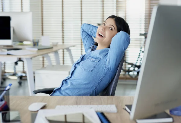 Satisfied Asian Woman Having Break Office — Stock Photo, Image