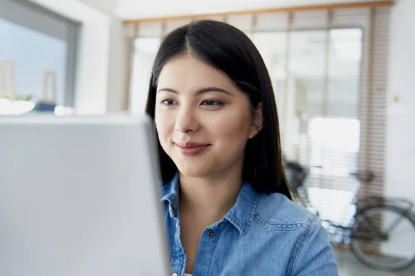 Mujer Asiática Trabajando Oficina — Foto de Stock