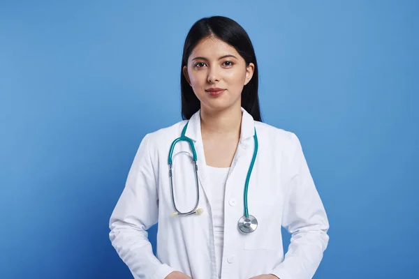 Střední Snímek Portrétu Asijské Ženy Lékaře — Stock fotografie