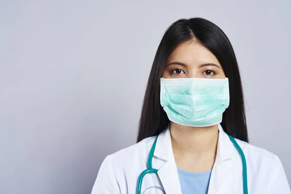 Primo Piano Del Medico Donna Maschera Chirurgica — Foto Stock