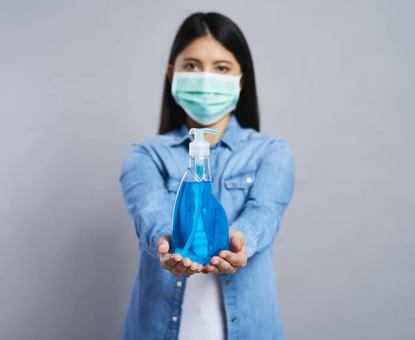 Frau Maske Hält Ein Reinigungsmittel Der Hand — Stockfoto