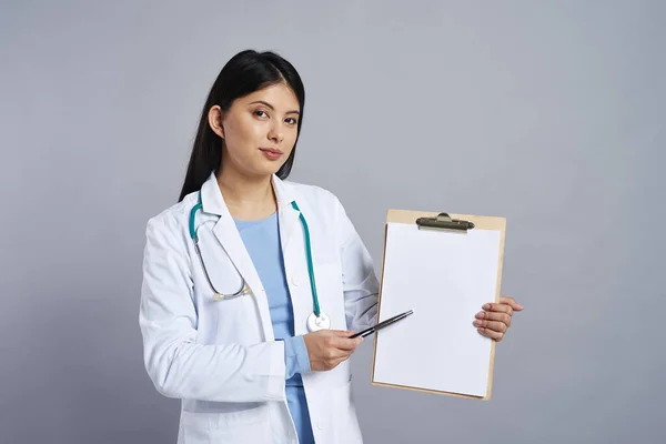 Doctor Apuntando Pedazo Papel Vacío — Foto de Stock