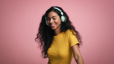 Afrikalı genç bir kadının müzik dinleyip dans ettiği bir video. 8K 'da kırmızı helyum kamerayla çekildi..