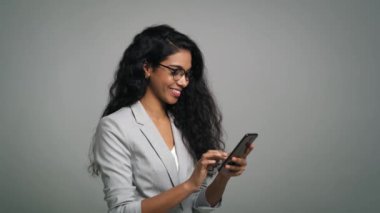 Genç Afrikalı iş kadını stüdyo çekimlerinde dijital telefon kullanıyor. 8K 'da kırmızı helyum kamerayla çekildi..